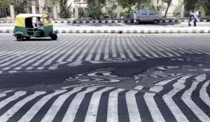 las Señales de tráfico pintadas sobre el pavimento aparecen distorsionadas a causa de las altas temperaturas registradas en Nueva Delhi, India 