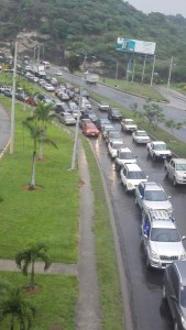 Lacaravana se desarrolló en la hora pico cuando el tráfico vehicular es terrible en la capital hondureña.