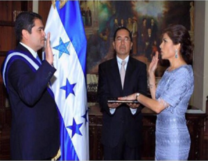 Esta imagen recoge el momento en que el presidente Hernández juramentaba a su hermana como ministra.