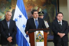 El presidente Hernández compareció junto a los titulares de los poderes, Legislativo y Judicial y del fiscal general.
