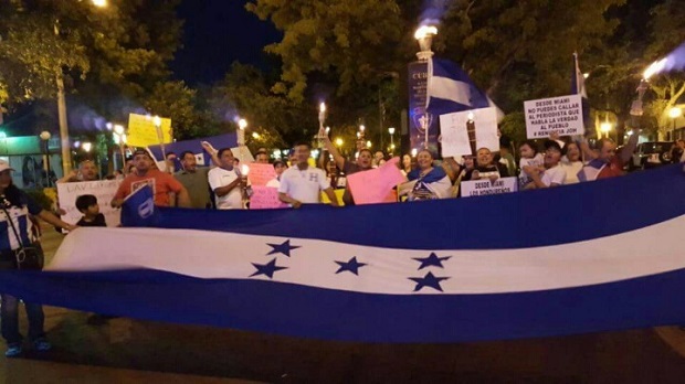 El pasado sábado 13, los hondureños residentes en Miami se volcaron a la calle 8 a pedir "Stop corruption".