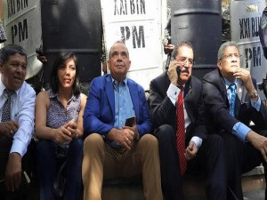 El periodista David Romero, en compañía del expresidemte Mauel Zelaya, el diputado Esdras Amado López y la dirigente de Libre, Silvia Ayala.