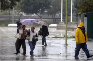 30125093. Tijuana, Baja California.- Fuertes lluvias azotan la región y se espera que permanezcan hasta el próximo lunes por lo que los tijuanenses han sacado sus paraguas para cubrirse. NOTIMEX/FOTO/EDUARDO JARAMILLO/EJC/WEA/