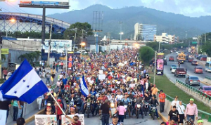 Una mega marcha de antorchas se observó la noche de este viernes en Tegucigalpa.