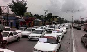 Los taxistas de San Pedro Sula se movilizaron este miércoles en caravana.
