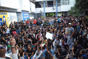 La plaza central de la UNAH fue abarrotada por los estudiantes exigiendo diálogo.