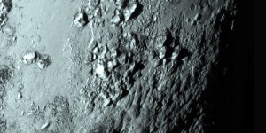 La superficie de Plutón con montañas de hasta 3,500 metros de altura.