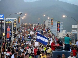 "Por los vientos que soplan", las antorchas seguirán iluminando las calles de Honduras cada viernes y sábado exigiendo la CICIH.