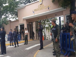 Los policías y militares tomaron el control del portón principal de Casa de Gobierno.