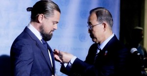 Ban Ki Moon impone reconocimiento a Leonardo Di Caprio por sus aportes por este planeta.