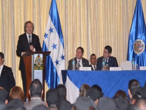 El secretario general de la OEA, Luis Almagro, al dar su mensaje de introducción.