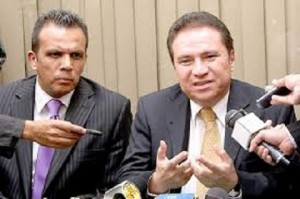 Enrique Flores Lanza en compañia de su abogado Raul Suazo Barillas.