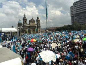 ¡Renuncia ya! ¡Guatemala llora sangre! ¡Fuera Otto Pérez, Guatemala no te quiere!. Son algunos de los mensajes que gritan manifestantes en la plaza de la Constitución.