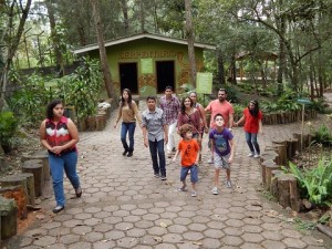 Las familias nacionales y extranjeras visitan el Zoologico Rosy Walter en Tegucigalpa, Honduras