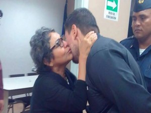 Anarella Vélez Osejo besa a su hijo, Rigoberto Paredes Vélez, antes de ser trasladado a la Penitenciaria Nacional de Támara, F.M.