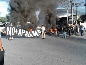 Los constantes apagones en la ciudad de La Ceiba ha provocado protestas en las calles por parte de los ciudadanos.