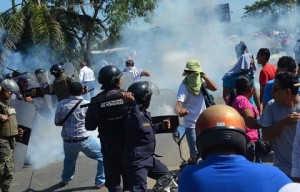 Las fuerzas del "orden" no escatiman esfuerzos para golpear a los manifestantes aun y cuando las manifestaciones son pacíficas.