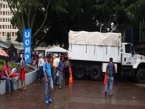 Mientras Costa Rica pedía en la ONU un desarme, un camión de esa organización repartía ropa usada y la "Bolsa Solidaria" junto con militares hondureños.