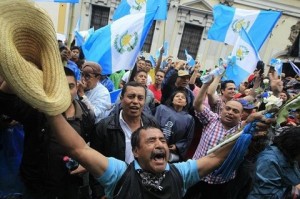 El pueblo "Chapín" celebra el anuncio del retiro de la inmunidad a Otto Pérez.