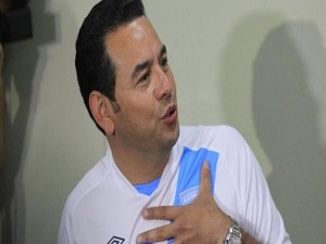 Jimmy Morales lució este  lunes la camisola de la selección de fútbol de Guatemala.