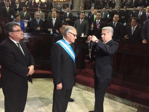 El nuevo presidente guatemalteco fue juramentado esta tarde en el Congreso Nacional.