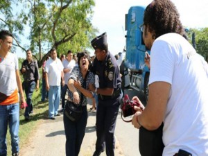 Dunia Montoya cuando fue salvajemente golpeada con patadas en el rostro por un soldado de FUSINA en una manifestacion en el Progreso.