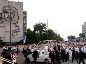 El Papa Francisco arriba a la Plaza Revolución.