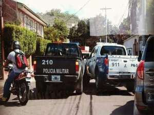 Un"choque" inusual se dio entre patrullas de la policia y los militares.