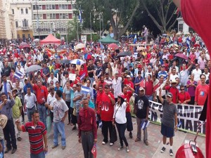 La multitudinaria protesta concluyó en la plaza central Francisco Morazán.