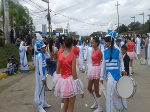 Los y las jóvenes de los diferentes institutos de la ciudad de Juticalpa participaron del desfile oficial.
