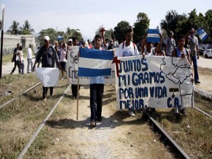 Los Hondureños huyen de la miseria y violencia que impera en Honduras.
