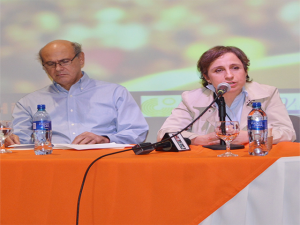 Carlos Fernando Chamorro junto a Carmen Aristegui.