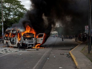 Un bus de la policía fue incendiado por los ciudadanos.