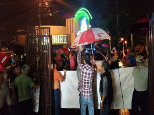 Los Indignados lleagron a solidarizarse con el dueño y los empleados de Canal 36.