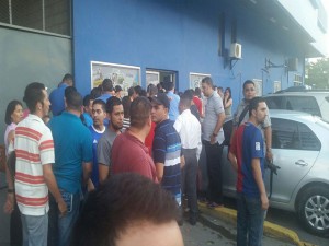 La tarde de este domingo varios de los empleados de Diario Tiempo en San Pedro Sula, comenzaron a sacar sus pertenecncias.
