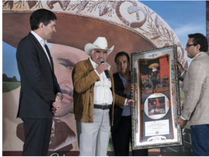 Vuelve Vicente Fernández con sus rancheras y asegura que con la misma vos de hace 50 años.