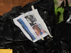 Sobre las bolsas se encontró imágenes de las supuestas víctimas y leyendas de la "mara" MS-13.