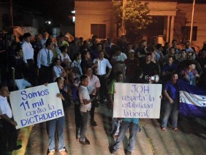 Empleados y clientes han encerrado al liquidador Evasio Asencio en las oficinas del Banco Continental en san Pedro Sula.