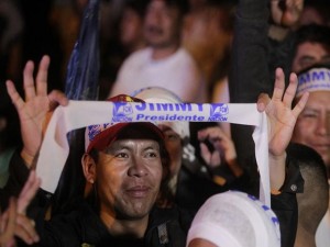 Un seguidor de UFC Nación, celebra el triunfo de Morales.