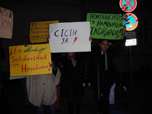 Los hondureños residentes en Alemania, se apostaron frente a la alcaldía de Hamburgo para protestar contra la visita de