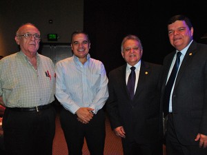 Los dos primeros de izquierda a derecha, Jaime y Yani Rosenthal, han firmado convenios de inversión con el gobierno del presidente, Juan Hernández.