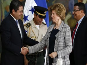 El presidente Hernández firmo con Transparencia Internacional, pero no se ve la vigilancia de este organismo.