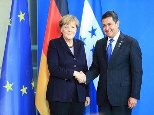 El presidente hondureño junto a la canciller alemana Angela Merkel
