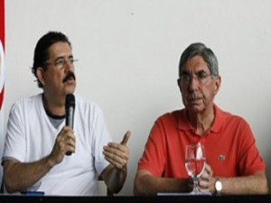 Mel Zelaya fue llevado a Costa Rica en Pijama tras ser sacado a balazos de su casa. aqui junto al expresidente Oscar Arias.