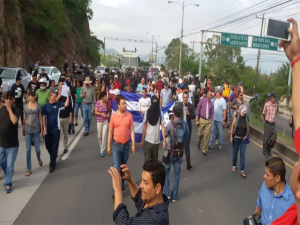 Los manifestantes de la salida a Danli encabezados por Jari Dixon y Rafael Alegría se trasladaron a la UNAH