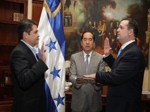 Yankel Rosethal al ser juramentado como ministro de Inversiones por el presidente Hernández.