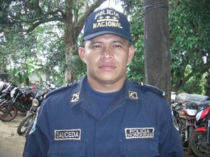 Sub comisionado de policía Byron Sauceda habría sido suspendido por orden directa del mandatario.