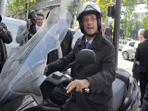 El presidente holandés viaja a su trabajo en su motocicleta.