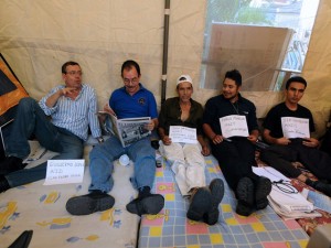 Guillermo Lopez y Luis Alonso Chevez, junto a Jose Pineda, Pablo Munguia y Jerson Medina, miembros del Movimiento Amplio por la Dignidad y la Justicia en huelga de hambre en la Plaza La Merced en Tegucigalpa el 17 de May de 2010