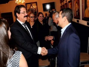 El expresidente Manuel Zelaya se saluda con el presidente Juan Hernández antes de iniciar la reunión en el Congreso Nacional donde le planteó las reformas electorales. 